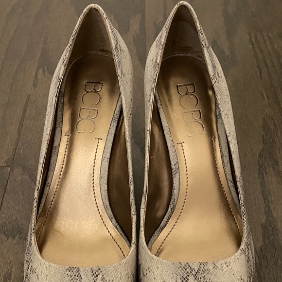 BCBG PARIS Day Taupe Gaminkha Pumps - Picture 6 of 7